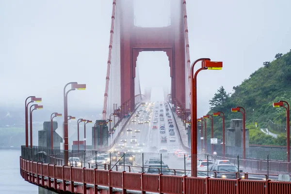 Golden Gate-bron i San Francisco på en dimmig dag - San Francisco - Kalifornien - den 18 April 2017 — Stockfoto