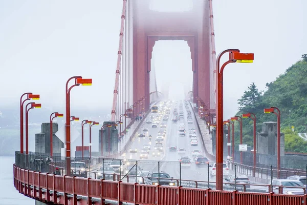 Golden Gate Bridge San Francisco i dimma - San Francisco - Kalifornien - den 18 April 2017 — Stockfoto