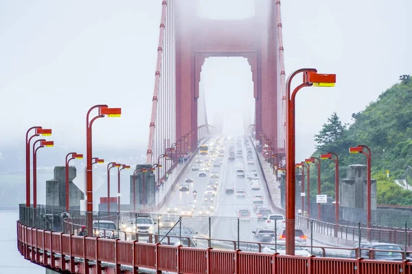 Golden Gate Bridge San Francisco i dimma - San Francisco - Kalifornien - den 18 April 2017 — Stockfoto