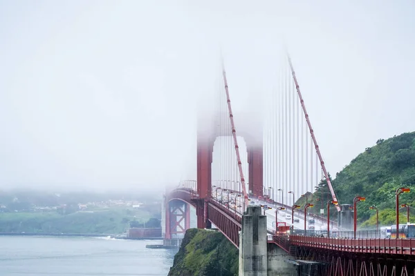 Golden Gate Köprüsü San Francisco sisli bir günde - San Francisco - California - 18 Nisan 2017 — Stok fotoğraf