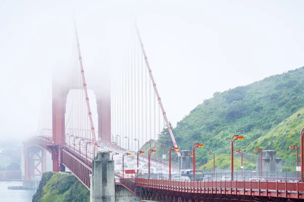 Golden Gate Köprüsü San Francisco sisli bir günde - San Francisco - California - 18 Nisan 2017 — Stok fotoğraf