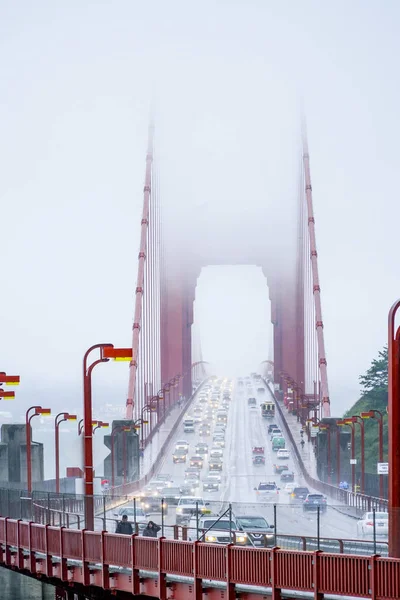 A Ponte Golden Gate em São Francisco em um dia nebuloso - SAN FRANCISCO - CALIFORNIA - 18 de abril de 2017 — Fotografia de Stock
