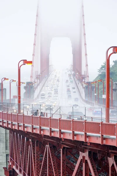 Forgalom, a Golden Gate híd egy ködös napon - San Francisco - Kalifornia - 2017. április 18. — Stock Fotó