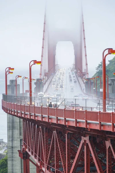 Trafik på Golden Gate-bron på en dimmig dag - San Francisco - Kalifornien - den 18 April 2017 — Stockfoto