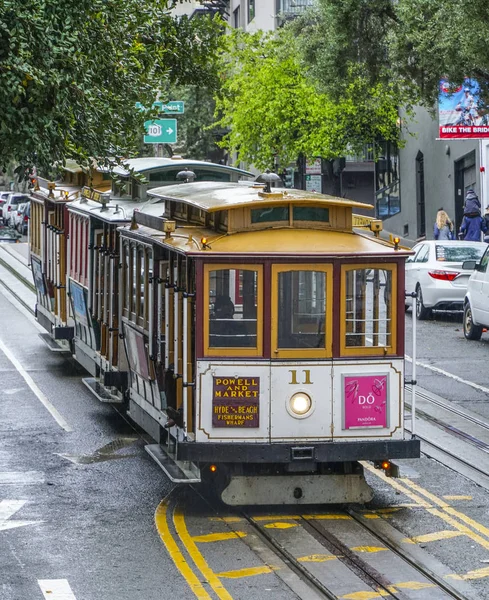 O famoso teleférico em São Francisco - SAN FRANCISCO - CALIFORNIA - 18 de abril de 2017 — Fotografia de Stock