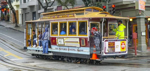 O famoso teleférico em São Francisco - SAN FRANCISCO - CALIFORNIA - 18 de abril de 2017 — Fotografia de Stock