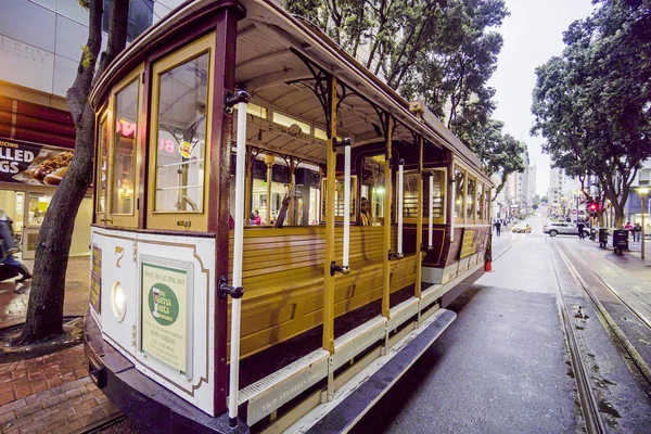 Atração famosa em São Francisco - O teleférico - SAN FRANCISCO - CALIFORNIA - 18 de abril de 2017 — Fotografia de Stock