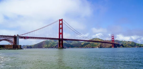 Widok na słynny most Golden Gate, w słoneczny dzień - San Francisco - California - 18 kwietnia 2017 r. — Zdjęcie stockowe