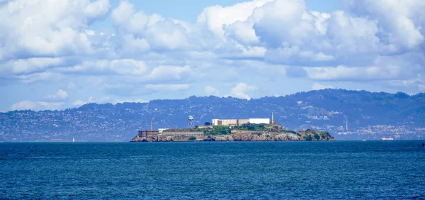 The Alcatraz Prison on Alcatraz Island in San Francisco - SAN FRANCISCO - CALIFORNIA - April 18, 2017 — стоковое фото
