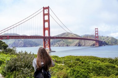 Kızlar alır bir fotoğrafını Golden Gate Köprüsü San Francisco - San Francisco - California - 18 Nisan 2017