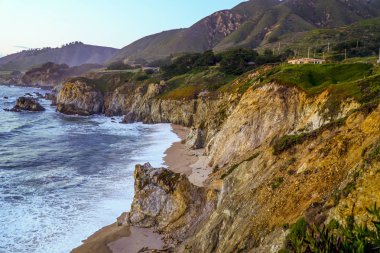 Big Sur, güneş battıktan sonra Pasifik Sahili güzel kayalıklarla