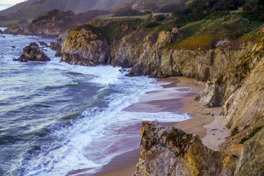 Big Sur, güneş battıktan sonra Pasifik Sahili güzel kayalıklarla