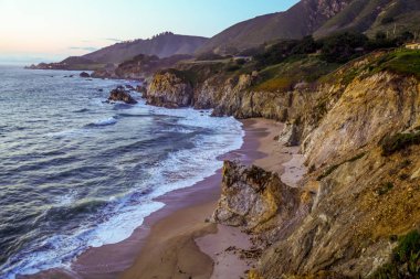 Big Sur, güneş battıktan sonra Pasifik Sahili güzel kayalıklarla