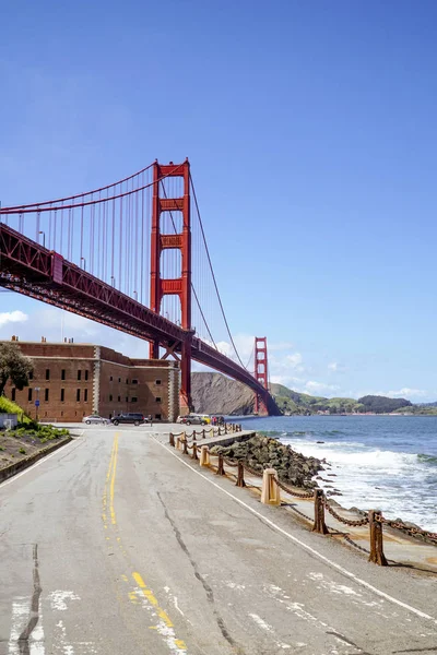 Golden Gate-bron - utsikt från Fort Point - San Francisco - Kalifornien - den 18 April 2017 — Stockfoto