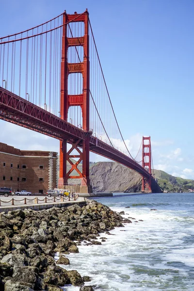 Imponerande Golden Gate-bron i San Francisco - San Francisco - Kalifornien - den 18 April 2017 — Stockfoto