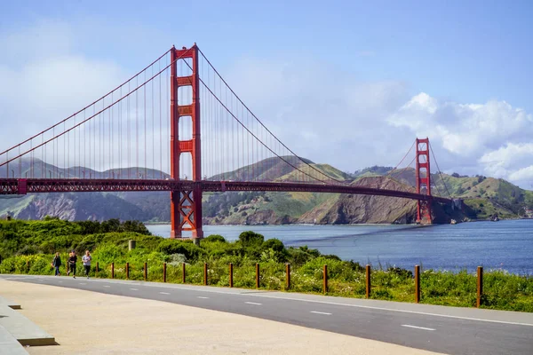 Golden Gate Bridge San Francisco - vista desde Battery East Park - SAN FRANCISCO - CALIFORNIA - 18 DE ABRIL DE 2017 — Foto de Stock