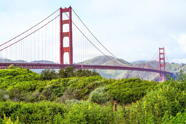 Σαν Φρανσίσκο Golden Gate Bridge - άποψη από ανατολικά Πάρκο Battery - Σαν Φρανσίσκο - Καλιφόρνια - 18 Απριλίου 2017 — Φωτογραφία Αρχείου