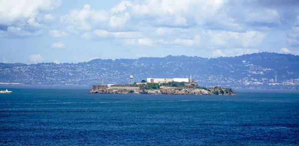 Famous Alcatraz Prison in San Francisco - SAN FRANCISCO - CALIFORNIA - APRIL 18, 2017 — Stock Photo, Image