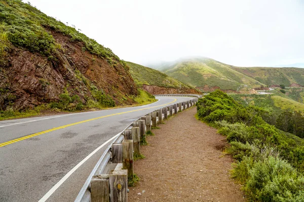 Panoramic route on the hills of Golden Gate National Recreation area in San Francisco - SAN FRANCISCO - CALIFORNIA - APRIL 18, 2017 — Stock Photo, Image