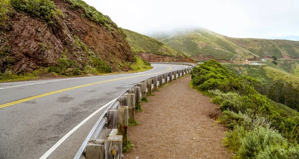 Panoramic route on the hills of Golden Gate National Recreation area in San Francisco - SAN FRANCISCO - CALIFORNIA - APRIL 18, 2017 — Stock Photo, Image