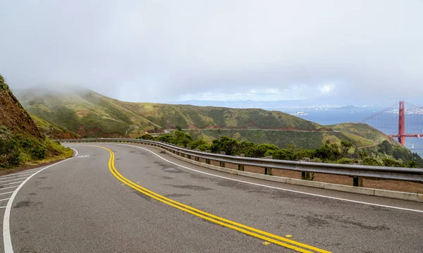 Panoramic route on the hills of Golden Gate National Recreation area in San Francisco - SAN FRANCISCO - CALIFORNIA - Апрель 18, 2017 — стоковое фото