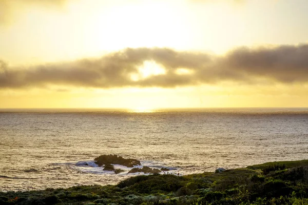 Pôr do sol sobre o oceano pacífico — Fotografia de Stock