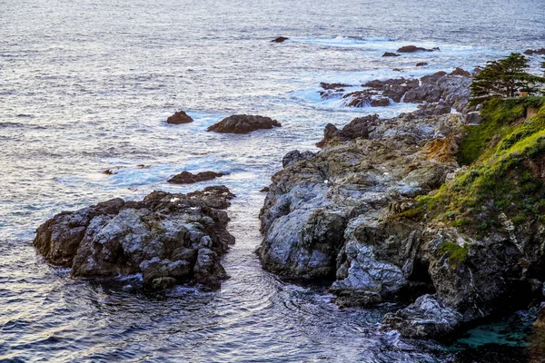 Тихий океан в Биг-Сюр-Калифорнии — стоковое фото