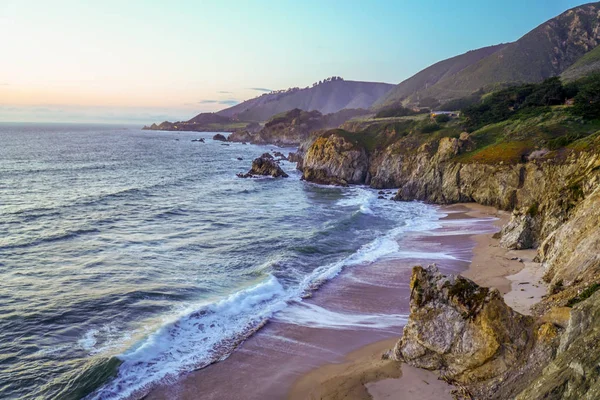 As belas falésias de Big Sur na costa do Pacífico após o pôr do sol — Fotografia de Stock