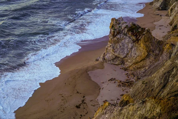 日没後太平洋海岸のビッグサーの美しい崖 — ストック写真