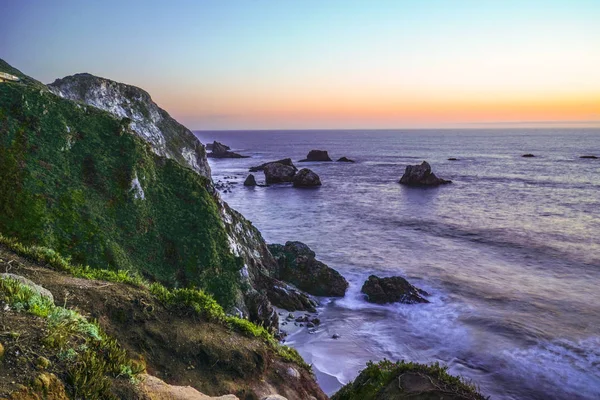 As belas falésias de Big Sur na costa do Pacífico após o pôr do sol — Fotografia de Stock