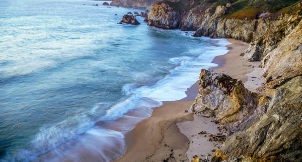 Le splendide scogliere del Big Sur sulla costa del Pacifico dopo il tramonto — Foto Stock