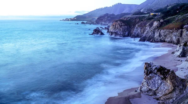 Incredibile costa del Pacifico a Big Sur la sera — Foto Stock