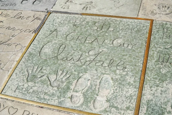 Ślady i Handprints Clark Gable Chinese Theater w Hollywood - Los Angeles - - 20 kwietnia 2017 r. — Zdjęcie stockowe