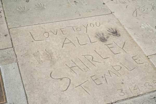 Stopy a otisky Shirley Temple na čínské divadlo, Hollywood - Los Angeles - Kalifornie - 20. dubna 2017 — Stock fotografie