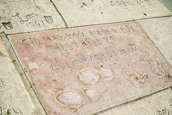 Ślady i Handprints Humphrey Bogart Chinese Theater w Hollywood - Los Angeles - - 20 kwietnia 2017 r. — Zdjęcie stockowe