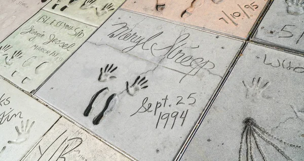 Voetafdrukken en handafdrukken van Meryl Streep in Chinese Theater in Hollywood - Los Angeles - Californië - 20 April 2017 — Stockfoto