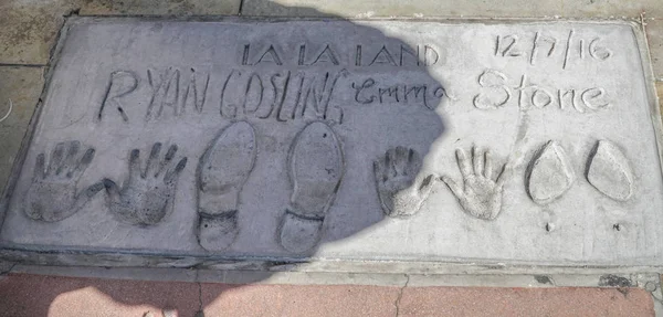 Footprints and Handprints of Ryan Gosling and Emma Stone at Chinese Theater in Hollywood - LOS ANGELES - CALIFORNIA - APRIL 20, 2017 — Stock Photo, Image