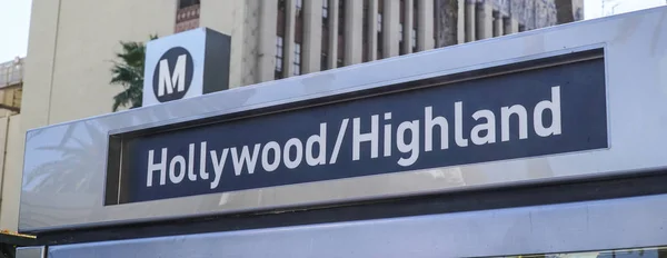 Jel Hollywood és a Highland metró bejáratnál - Los Angeles - California - 2017. április 20. — Stock Fotó