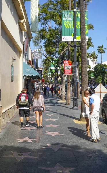 Kuuluisa Walk of Fame Hollywood Boulevardilla - LOS ANGELES - CALIFORNIA - huhtikuu 20, 2017 — kuvapankkivalokuva