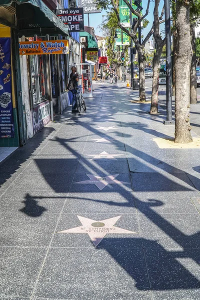 Kuuluisa Walk of Fame Hollywood Boulevardilla - LOS ANGELES - CALIFORNIA - huhtikuu 20, 2017 — kuvapankkivalokuva