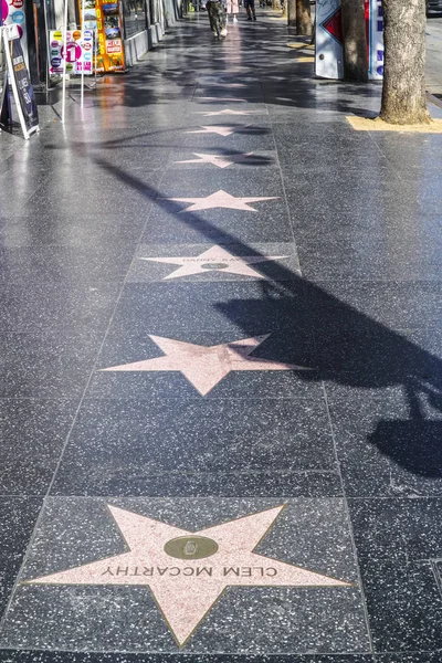 Der berühmte walk of fame am hollywood boulevard - los angeles - kalifornien - 20. april 2017 — Stockfoto