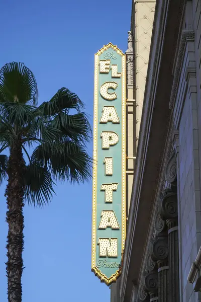 Famous Movie Theater in Hollywood - El Capitan - LOS ANGELES - CALIFORNIA - APRIL 20, 2017 — Stock Photo, Image