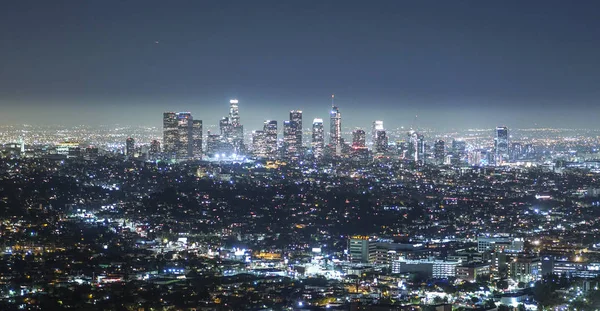 Luchtfoto uitzicht over de stad van Los Angeles door nacht - weergave van Griffith Observatory - Los Angeles - Californië - 20 April 2017 — Stockfoto
