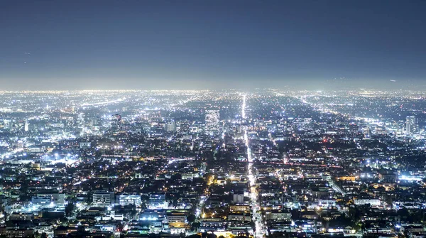 Luchtfoto uitzicht over de stad van Los Angeles door nacht - weergave van Griffith Observatory - Los Angeles - Californië - 20 April 2017 — Stockfoto