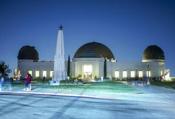 Famoso Observatorio Griffith en Los Ángeles por la noche - LOS ÁNGELES - CALIFORNIA - 20 DE ABRIL DE 2017 — Foto de Stock