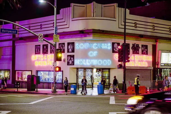 丰富多彩的店铺，在好莱坞大道的夜晚-洛杉矶-加州-2017 年 4 月 20 日 — 图库照片