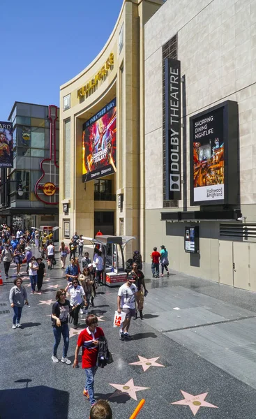 The Hollywood Walk of Fame at Dolby Theater - LOS ANGELES - CALIFORNIA - 20 de abril de 2017 — Fotografia de Stock