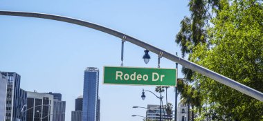 Rodeo Drive sokak tabelası Beverly Hills - Los Angeles - California - 20 Nisan 2017