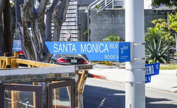 Street sign Santa Monica Blvd in Beverly Hills - LOS ANGELES - CALIFORNIA - APRIL 20, 2017 — Stock Photo, Image