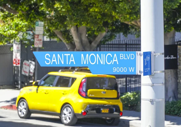 Знак вулиці Санта-Моніці бул в Беверлі-Хіллз - Лос-Анджелес - Каліфорнія - 20 квітня 2017 — стокове фото